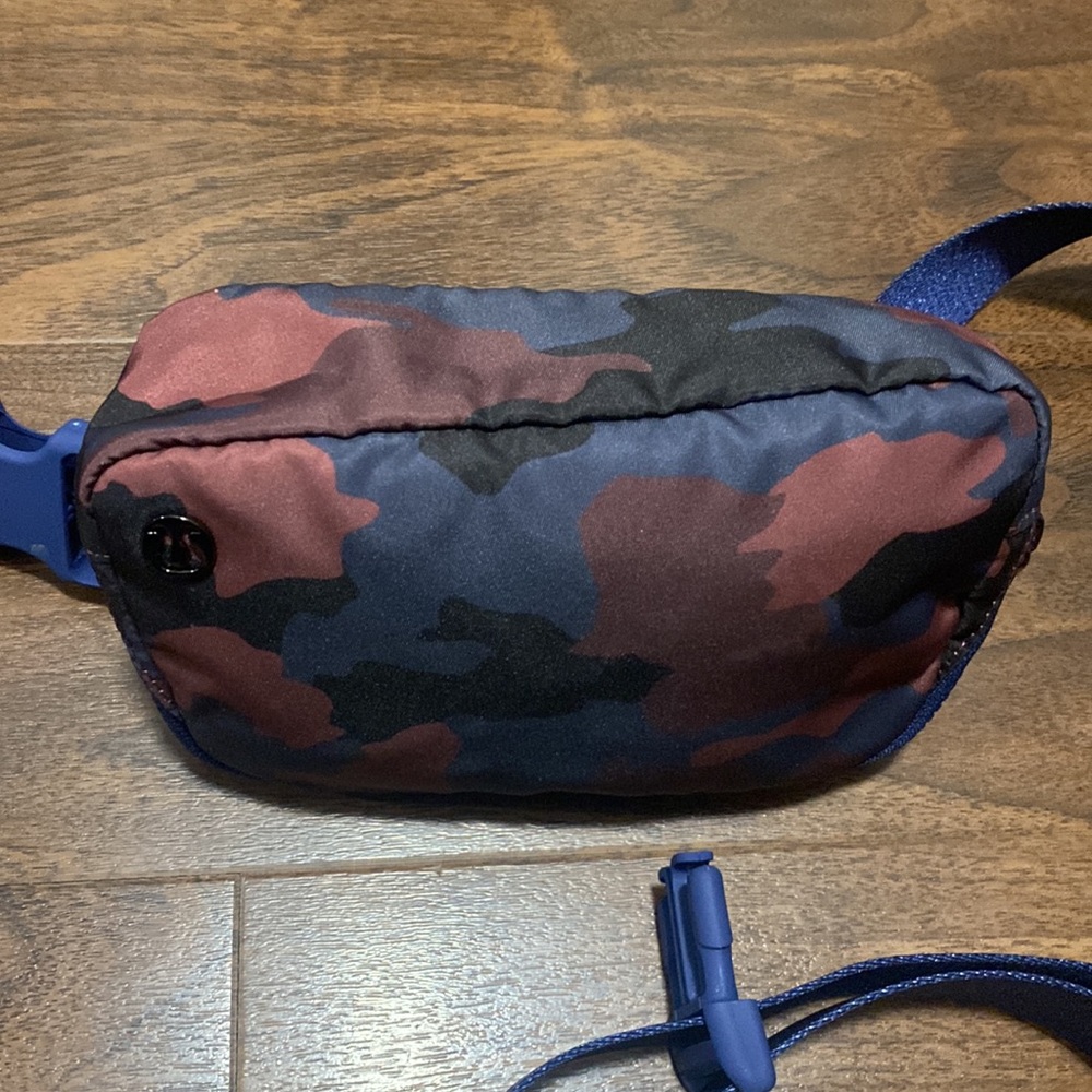 Lululemon Everywhere Belt Bag Heritage 365 Camo Smoky Red Night Sea Multi - Picture 4 of 10